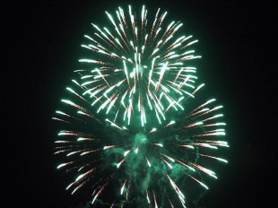 800px-Fireworks_green_sparks